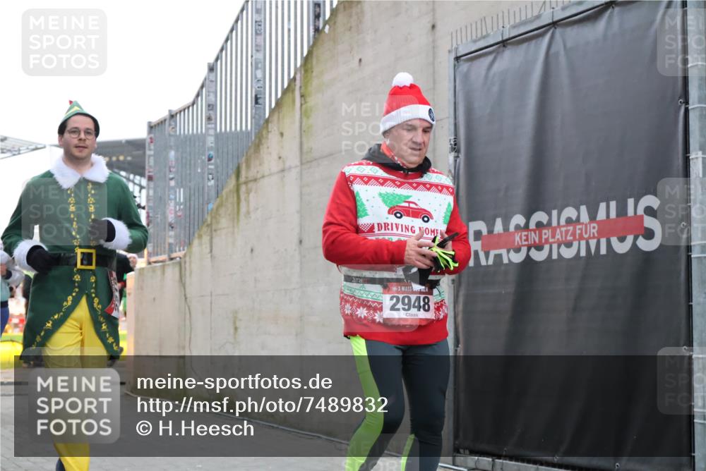 08.12.2024 - St. Pauli X-Mass-Run No. 14 H.Heesch http://msf.ph/oto/7489832 08.12.2024 10:04:15 Ziel 330, 624, 1678, 2094, 2759, 2848, 2948, 2955, 3062, 3063, 3082, 3169, 3179, 3180, 815, 1565, 1788, 1870, 2219, 2819, 2933, 2948, 3071 meine-sportfotos.de