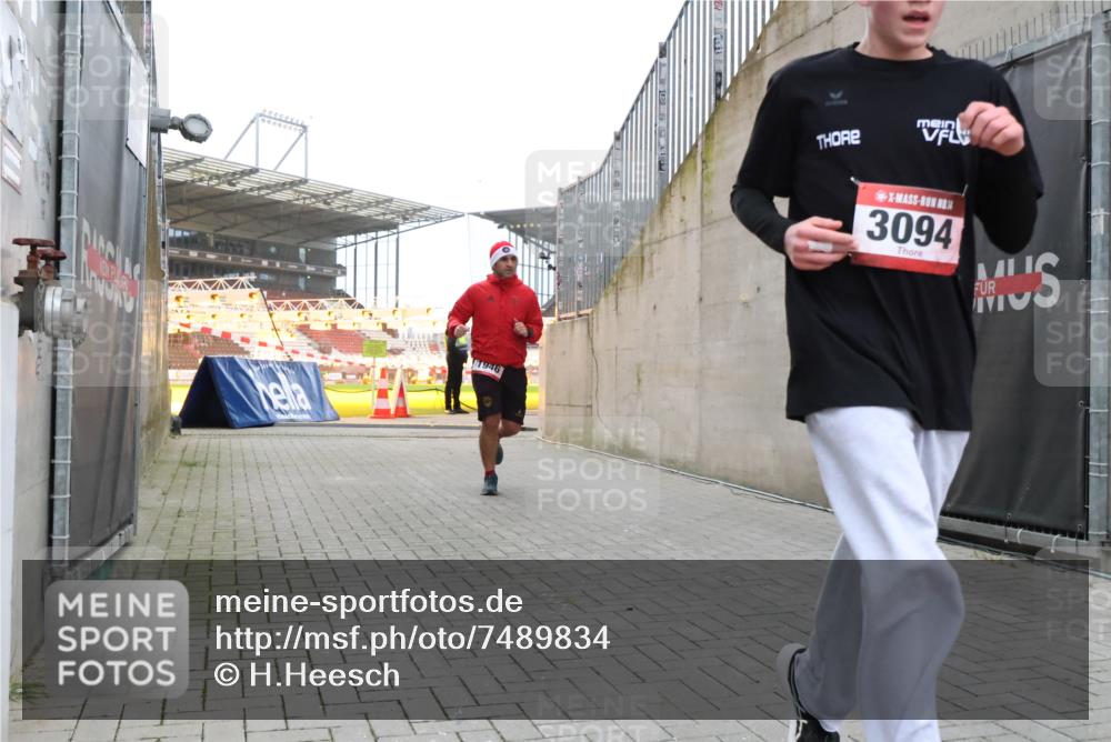 08.12.2024 - St. Pauli X-Mass-Run No. 14 H.Heesch http://msf.ph/oto/7489834 08.12.2024 09:56:09 Ziel 1946, 2911, 3094, 438, 1946, 3094 meine-sportfotos.de