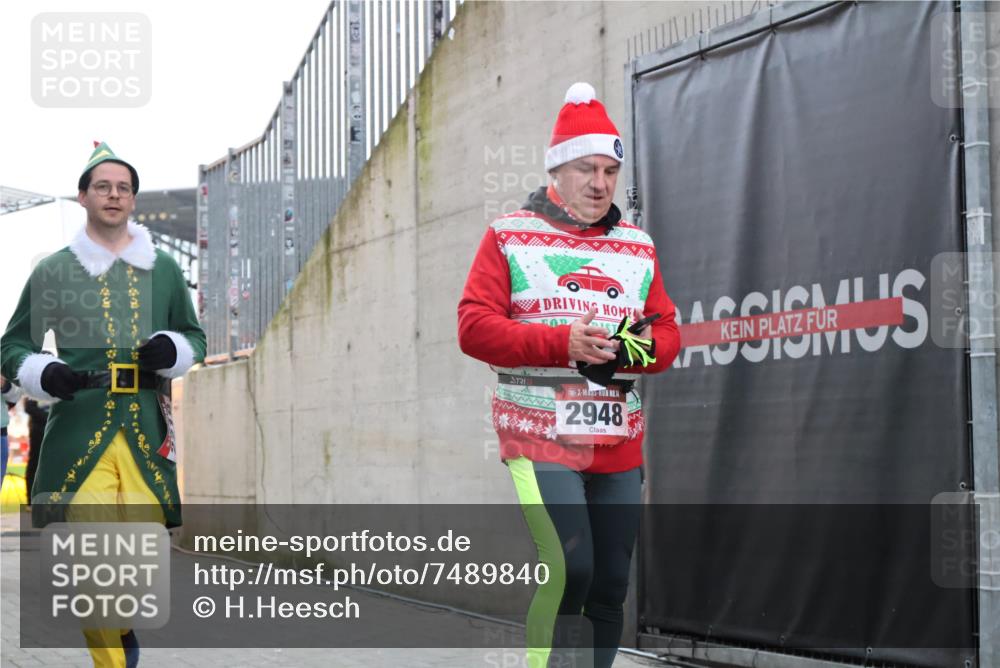 08.12.2024 - St. Pauli X-Mass-Run No. 14 H.Heesch http://msf.ph/oto/7489840 08.12.2024 10:04:15 Ziel 330, 624, 1678, 2094, 2759, 2848, 2948, 2955, 3062, 3063, 3082, 3169, 3179, 3180, 815, 1565, 1788, 1870, 2219, 2819, 2933, 2948, 3071 meine-sportfotos.de