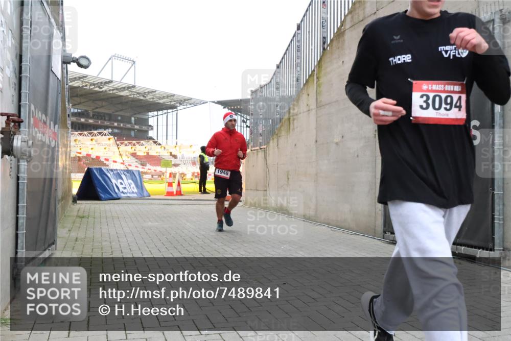 08.12.2024 - St. Pauli X-Mass-Run No. 14 H.Heesch http://msf.ph/oto/7489841 08.12.2024 09:56:09 Ziel 1946, 2911, 3094, 438, 1946, 3094 meine-sportfotos.de