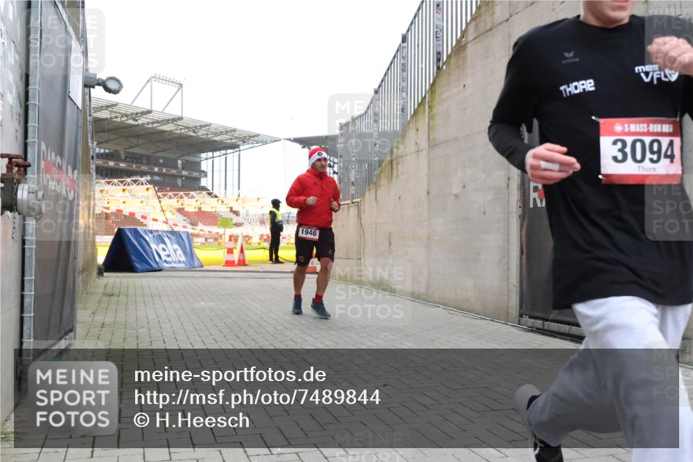 08.12.2024 - St. Pauli X-Mass-Run No. 14 H.Heesch http://msf.ph/oto/7489844 08.12.2024 09:56:09 Ziel 1946, 2911, 3094, 438, 1946, 3094 meine-sportfotos.de