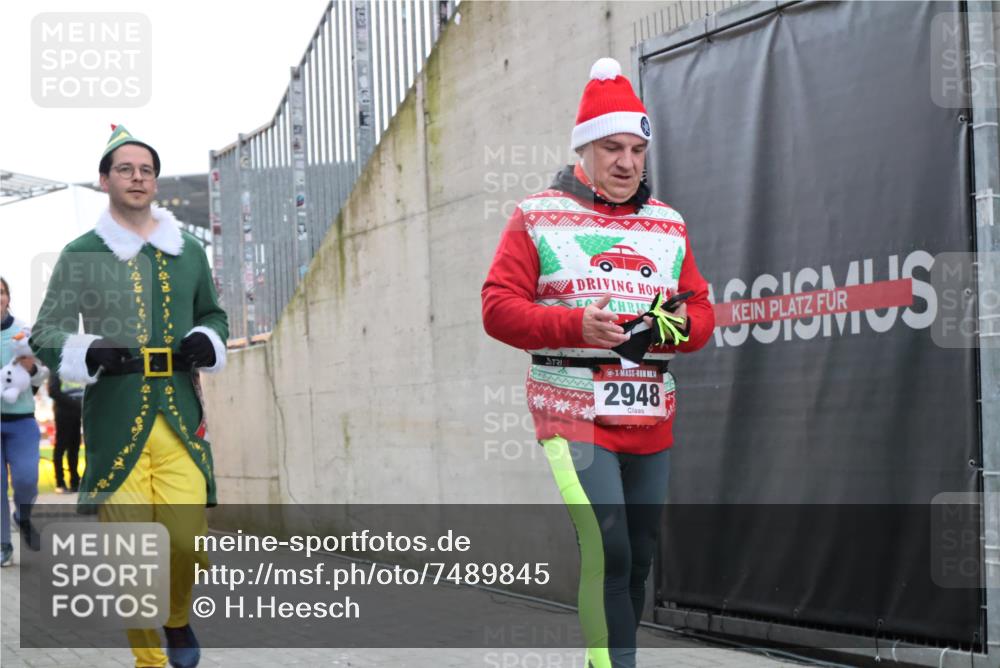 08.12.2024 - St. Pauli X-Mass-Run No. 14 H.Heesch http://msf.ph/oto/7489845 08.12.2024 10:04:15 Ziel 330, 624, 1678, 2094, 2759, 2848, 2948, 2955, 3062, 3063, 3082, 3169, 3179, 3180, 815, 1565, 1788, 1870, 2219, 2819, 2933, 2948, 3071 meine-sportfotos.de