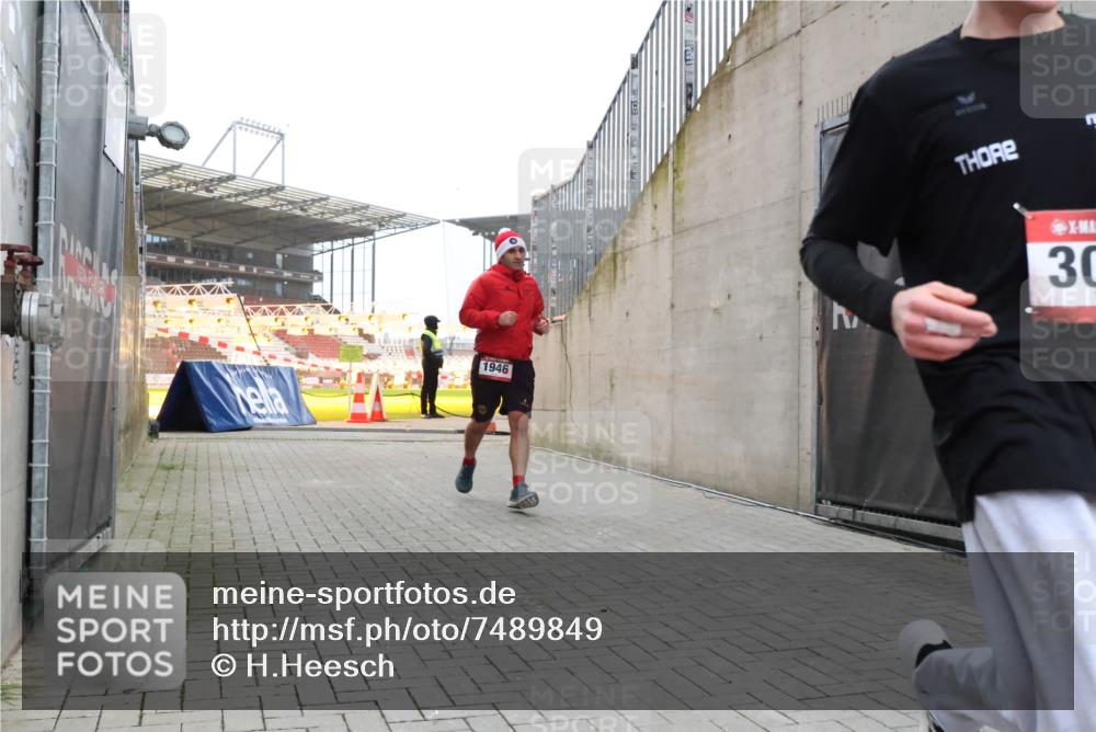 08.12.2024 - St. Pauli X-Mass-Run No. 14 H.Heesch http://msf.ph/oto/7489849 08.12.2024 09:56:09 Ziel 1946, 2911, 3094, 438, 1946, 3094 meine-sportfotos.de