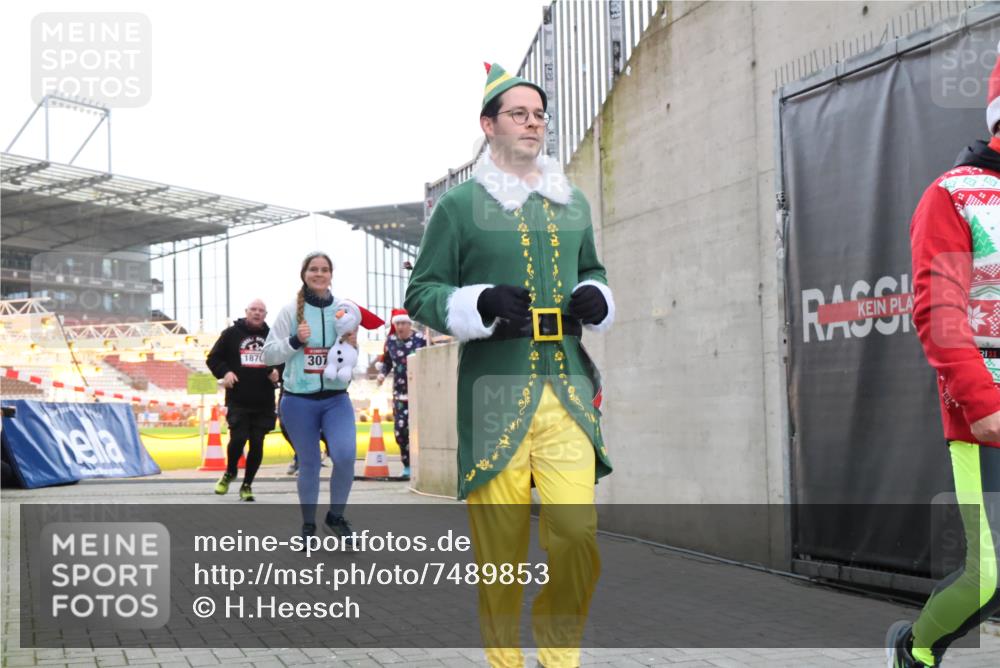 08.12.2024 - St. Pauli X-Mass-Run No. 14 H.Heesch http://msf.ph/oto/7489853 08.12.2024 10:04:16 Ziel 330, 624, 1678, 2219, 2759, 2948, 2955, 3082, 3169, 3179, 3180, 815, 1565, 1788, 1870, 2219, 2819, 2933, 2948, 3071 meine-sportfotos.de