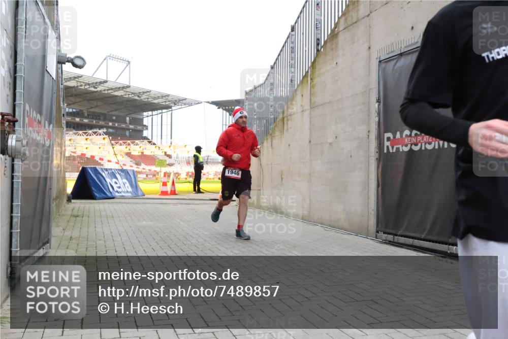 08.12.2024 - St. Pauli X-Mass-Run No. 14 H.Heesch http://msf.ph/oto/7489857 08.12.2024 09:56:09 Ziel 1946, 2911, 3094, 438, 1946, 3094 meine-sportfotos.de