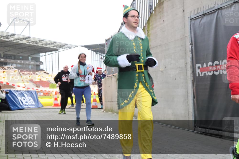 08.12.2024 - St. Pauli X-Mass-Run No. 14 H.Heesch http://msf.ph/oto/7489858 08.12.2024 10:04:16 Ziel 330, 624, 1678, 2219, 2759, 2948, 2955, 3082, 3169, 3179, 3180, 815, 1565, 1788, 1870, 2219, 2819, 2933, 2948, 3071 meine-sportfotos.de