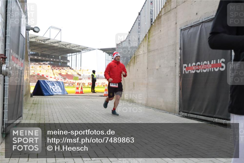 08.12.2024 - St. Pauli X-Mass-Run No. 14 H.Heesch http://msf.ph/oto/7489863 08.12.2024 09:56:09 Ziel 1946, 2911, 3094, 438, 1946, 3094 meine-sportfotos.de