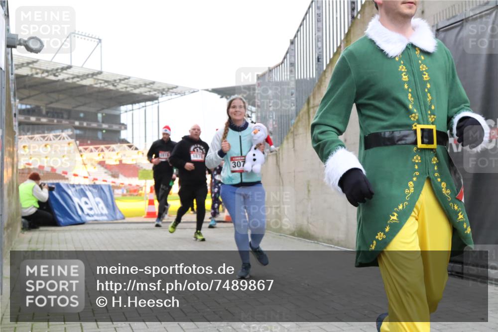 08.12.2024 - St. Pauli X-Mass-Run No. 14 H.Heesch http://msf.ph/oto/7489867 08.12.2024 10:04:17 Ziel 330, 624, 1678, 2219, 2759, 2948, 2955, 3082, 3169, 3179, 3180, 815, 1565, 1788, 1870, 2219, 2819, 2933, 2948, 3071 meine-sportfotos.de