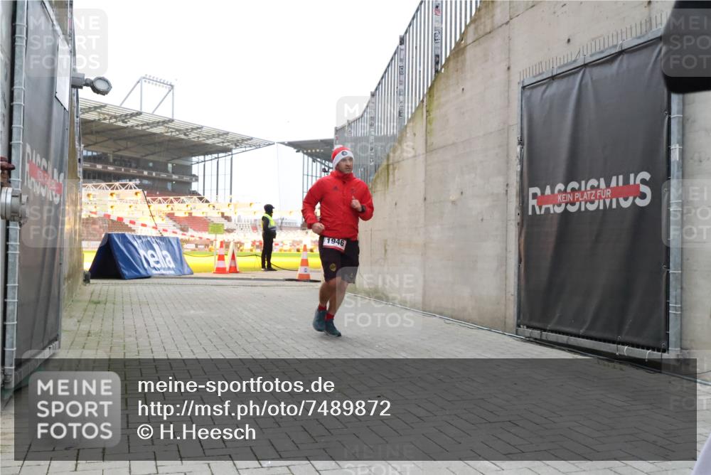 08.12.2024 - St. Pauli X-Mass-Run No. 14 H.Heesch http://msf.ph/oto/7489872 08.12.2024 09:56:09 Ziel 1946, 2911, 3094, 438, 1946, 3094 meine-sportfotos.de
