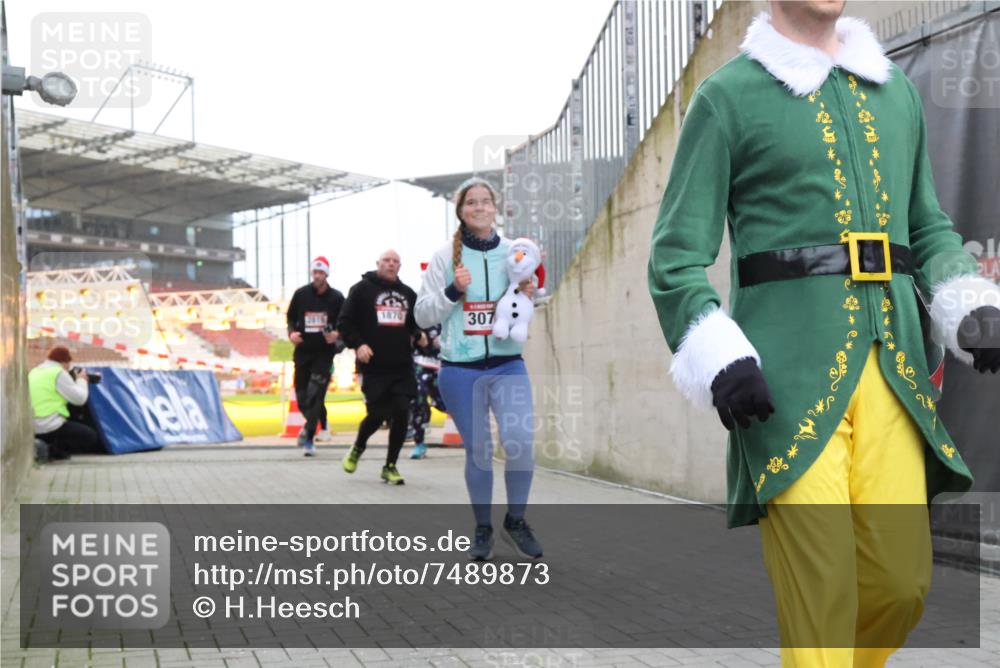 08.12.2024 - St. Pauli X-Mass-Run No. 14 H.Heesch http://msf.ph/oto/7489873 08.12.2024 10:04:17 Ziel 330, 624, 1678, 2219, 2759, 2948, 2955, 3082, 3169, 3179, 3180, 815, 1565, 1788, 1870, 2219, 2819, 2933, 2948, 3071 meine-sportfotos.de