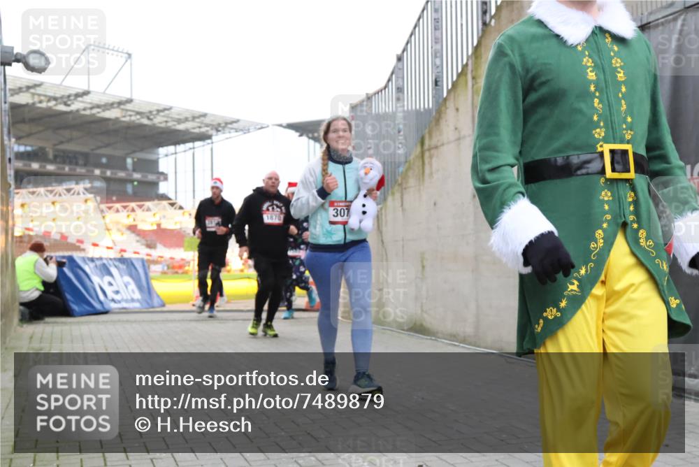 08.12.2024 - St. Pauli X-Mass-Run No. 14 H.Heesch http://msf.ph/oto/7489879 08.12.2024 10:04:17 Ziel 330, 624, 1678, 2219, 2759, 2948, 2955, 3082, 3169, 3179, 3180, 815, 1565, 1788, 1870, 2219, 2819, 2933, 2948, 3071 meine-sportfotos.de