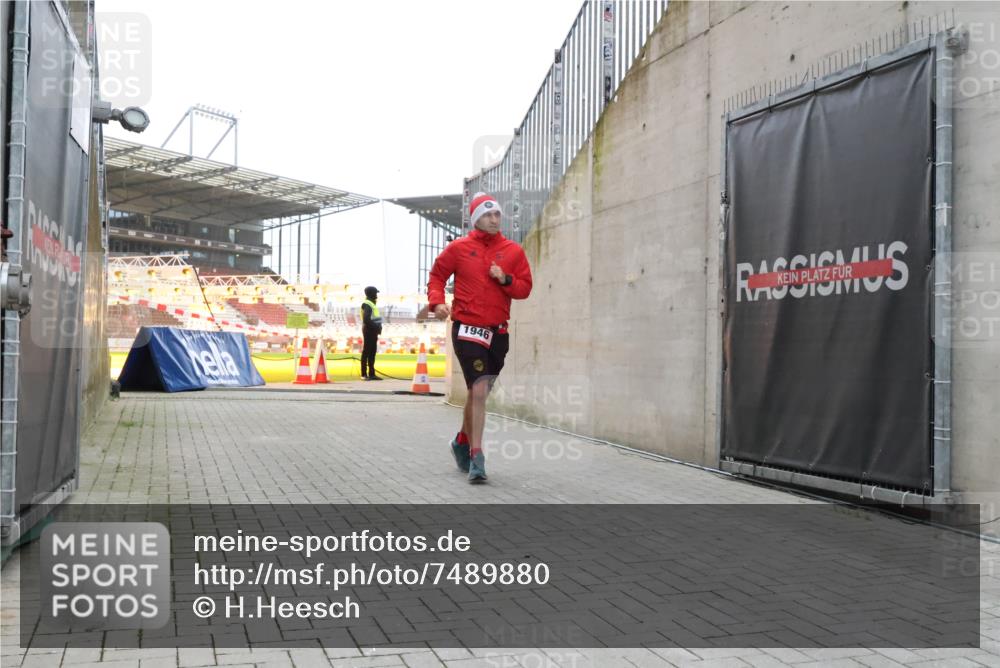 08.12.2024 - St. Pauli X-Mass-Run No. 14 H.Heesch http://msf.ph/oto/7489880 08.12.2024 09:56:09 Ziel 1946, 2911, 3094, 438, 1946, 3094 meine-sportfotos.de
