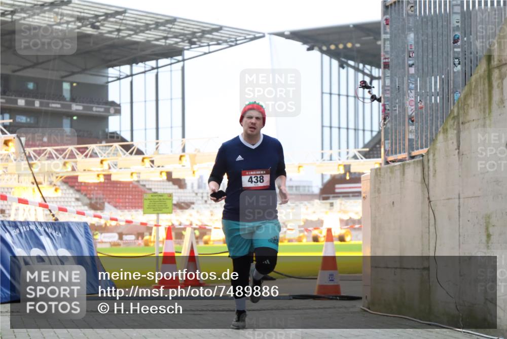 08.12.2024 - St. Pauli X-Mass-Run No. 14 H.Heesch http://msf.ph/oto/7489886 08.12.2024 09:56:13 Ziel 1946, 2911, 3094, 415, 438 meine-sportfotos.de