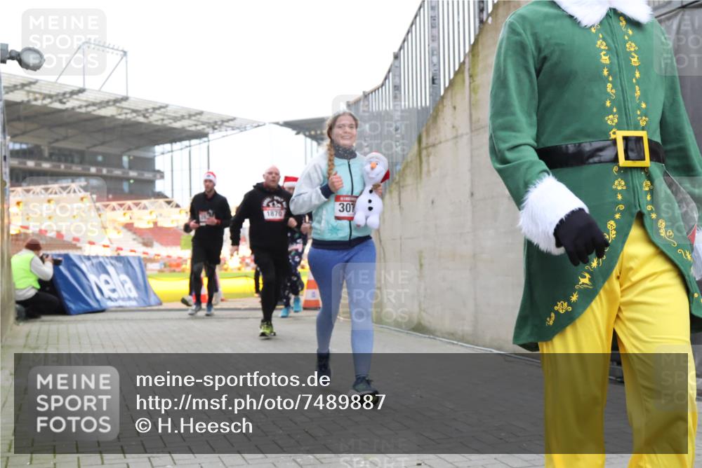 08.12.2024 - St. Pauli X-Mass-Run No. 14 H.Heesch http://msf.ph/oto/7489887 08.12.2024 10:04:17 Ziel 330, 624, 1678, 2219, 2759, 2948, 2955, 3082, 3169, 3179, 3180, 815, 1565, 1788, 1870, 2219, 2819, 2933, 2948, 3071 meine-sportfotos.de