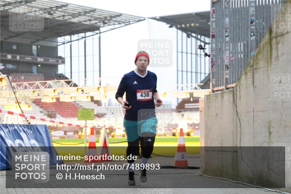 08.12.2024 - St. Pauli X-Mass-Run No. 14 H.Heesch http://msf.ph/oto/7489893 08.12.2024 09:56:13 Ziel 1946, 2911, 3094, 415, 438 meine-sportfotos.de