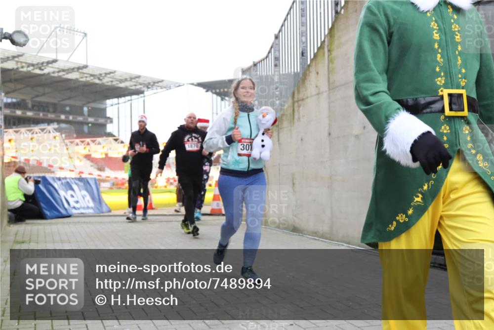08.12.2024 - St. Pauli X-Mass-Run No. 14 H.Heesch http://msf.ph/oto/7489894 08.12.2024 10:04:17 Ziel 330, 624, 1678, 2219, 2759, 2948, 2955, 3082, 3169, 3179, 3180, 815, 1565, 1788, 1870, 2219, 2819, 2933, 2948, 3071 meine-sportfotos.de