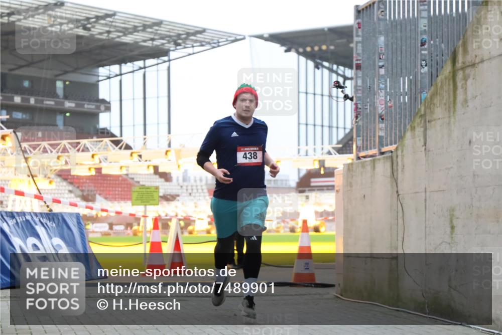 08.12.2024 - St. Pauli X-Mass-Run No. 14 H.Heesch http://msf.ph/oto/7489901 08.12.2024 09:56:13 Ziel 1946, 2911, 3094, 415, 438 meine-sportfotos.de