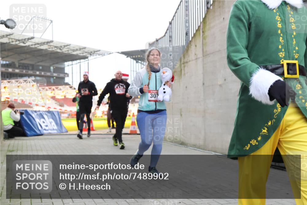 08.12.2024 - St. Pauli X-Mass-Run No. 14 H.Heesch http://msf.ph/oto/7489902 08.12.2024 10:04:17 Ziel 330, 624, 1678, 2219, 2759, 2948, 2955, 3082, 3169, 3179, 3180, 815, 1565, 1788, 1870, 2219, 2819, 2933, 2948, 3071 meine-sportfotos.de