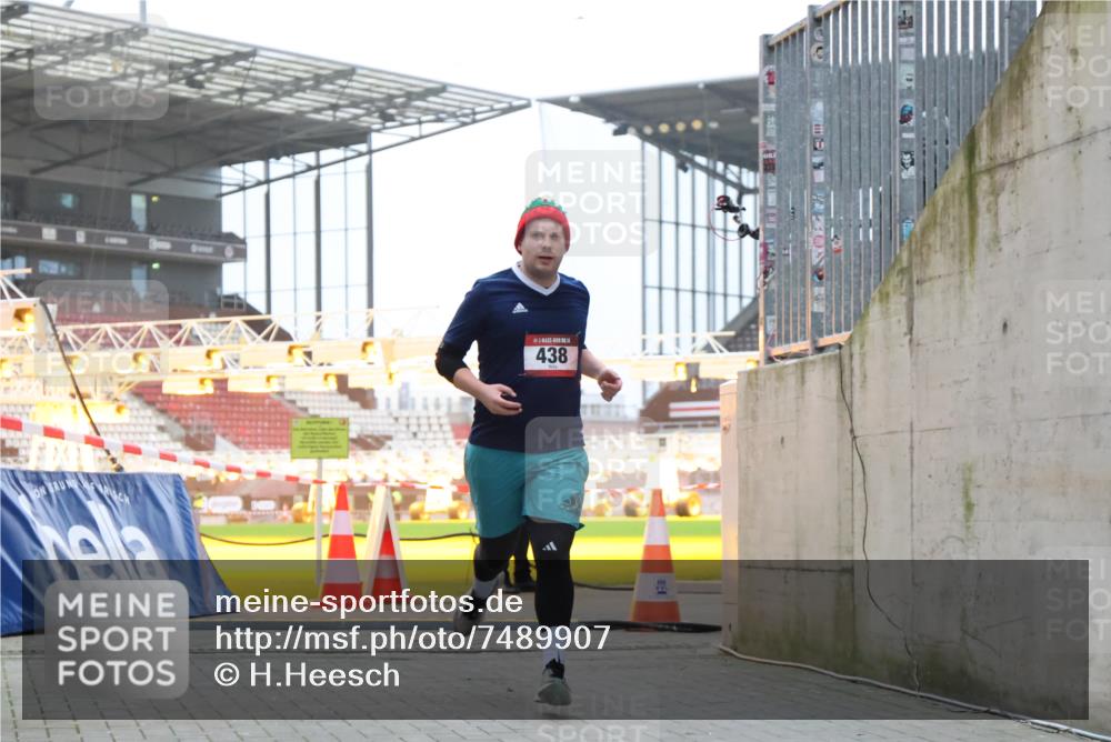 08.12.2024 - St. Pauli X-Mass-Run No. 14 H.Heesch http://msf.ph/oto/7489907 08.12.2024 09:56:13 Ziel 1946, 2911, 3094, 415, 438 meine-sportfotos.de