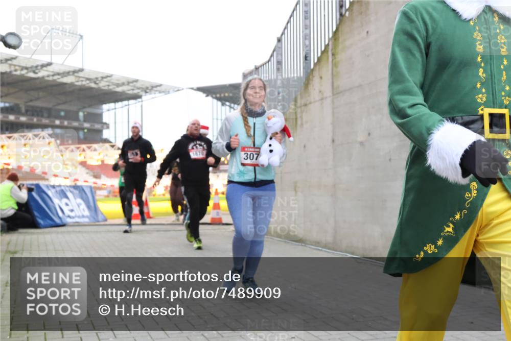 08.12.2024 - St. Pauli X-Mass-Run No. 14 H.Heesch http://msf.ph/oto/7489909 08.12.2024 10:04:17 Ziel 330, 624, 1678, 2219, 2759, 2948, 2955, 3082, 3169, 3179, 3180, 815, 1565, 1788, 1870, 2219, 2819, 2933, 2948, 3071 meine-sportfotos.de