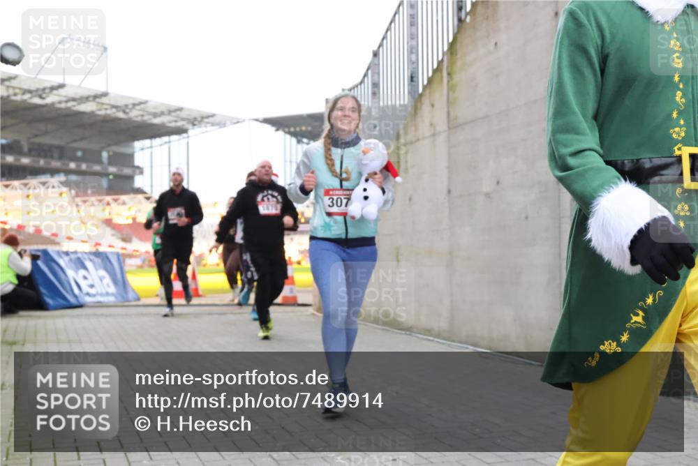 08.12.2024 - St. Pauli X-Mass-Run No. 14 H.Heesch http://msf.ph/oto/7489914 08.12.2024 10:04:17 Ziel 330, 624, 1678, 2219, 2759, 2948, 2955, 3082, 3169, 3179, 3180, 815, 1565, 1788, 1870, 2219, 2819, 2933, 2948, 3071 meine-sportfotos.de