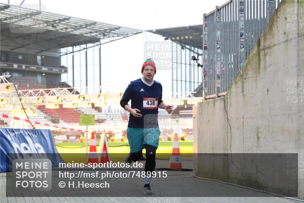 08.12.2024 - St. Pauli X-Mass-Run No. 14 H.Heesch http://msf.ph/oto/7489915 08.12.2024 09:56:13 Ziel 1946, 2911, 3094, 415, 438 meine-sportfotos.de