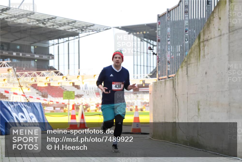 08.12.2024 - St. Pauli X-Mass-Run No. 14 H.Heesch http://msf.ph/oto/7489922 08.12.2024 09:56:13 Ziel 1946, 2911, 3094, 415, 438 meine-sportfotos.de