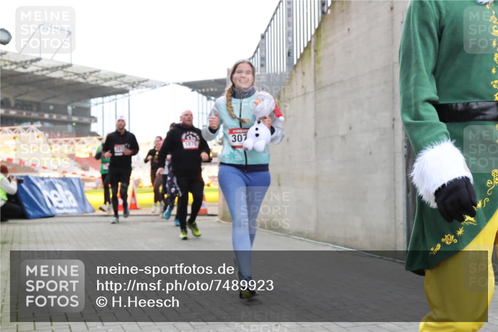 08.12.2024 - St. Pauli X-Mass-Run No. 14 H.Heesch http://msf.ph/oto/7489923 08.12.2024 10:04:17 Ziel 330, 624, 1678, 2219, 2759, 2948, 2955, 3082, 3169, 3179, 3180, 815, 1565, 1788, 1870, 2219, 2819, 2933, 2948, 3071 meine-sportfotos.de