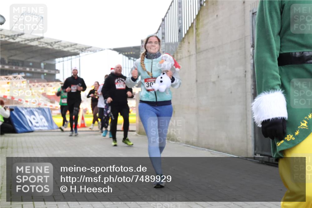 08.12.2024 - St. Pauli X-Mass-Run No. 14 H.Heesch http://msf.ph/oto/7489929 08.12.2024 10:04:17 Ziel 330, 624, 1678, 2219, 2759, 2948, 2955, 3082, 3169, 3179, 3180, 815, 1565, 1788, 1870, 2219, 2819, 2933, 2948, 3071 meine-sportfotos.de