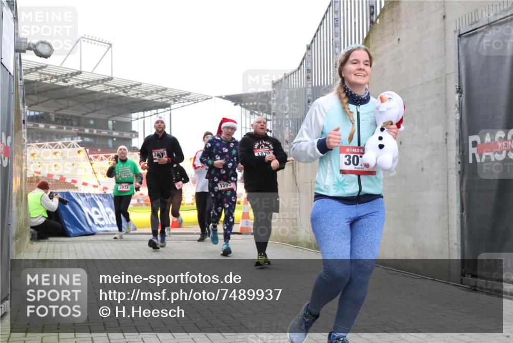 08.12.2024 - St. Pauli X-Mass-Run No. 14 H.Heesch http://msf.ph/oto/7489937 08.12.2024 10:04:18 Ziel 624, 1678, 2219, 2948, 2955, 3071, 3082, 3169, 3179, 3180, 815, 1565, 1788, 1870, 2219, 2819, 2933, 3071 meine-sportfotos.de