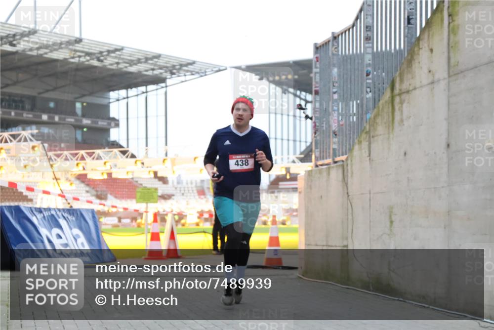 08.12.2024 - St. Pauli X-Mass-Run No. 14 H.Heesch http://msf.ph/oto/7489939 08.12.2024 09:56:13 Ziel 1946, 2911, 3094, 415, 438 meine-sportfotos.de