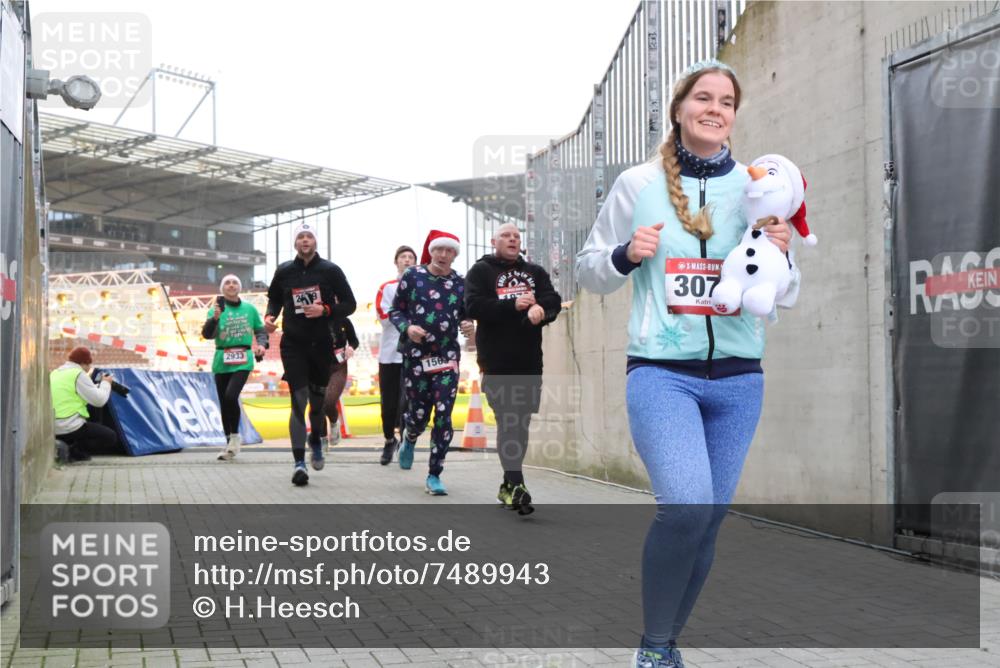 08.12.2024 - St. Pauli X-Mass-Run No. 14 H.Heesch http://msf.ph/oto/7489943 08.12.2024 10:04:18 Ziel 624, 1678, 2219, 2948, 2955, 3071, 3082, 3169, 3179, 3180, 815, 1565, 1788, 1870, 2219, 2819, 2933, 3071 meine-sportfotos.de