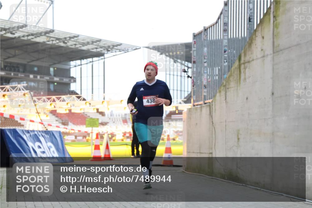 08.12.2024 - St. Pauli X-Mass-Run No. 14 H.Heesch http://msf.ph/oto/7489944 08.12.2024 09:56:13 Ziel 1946, 2911, 3094, 415, 438 meine-sportfotos.de