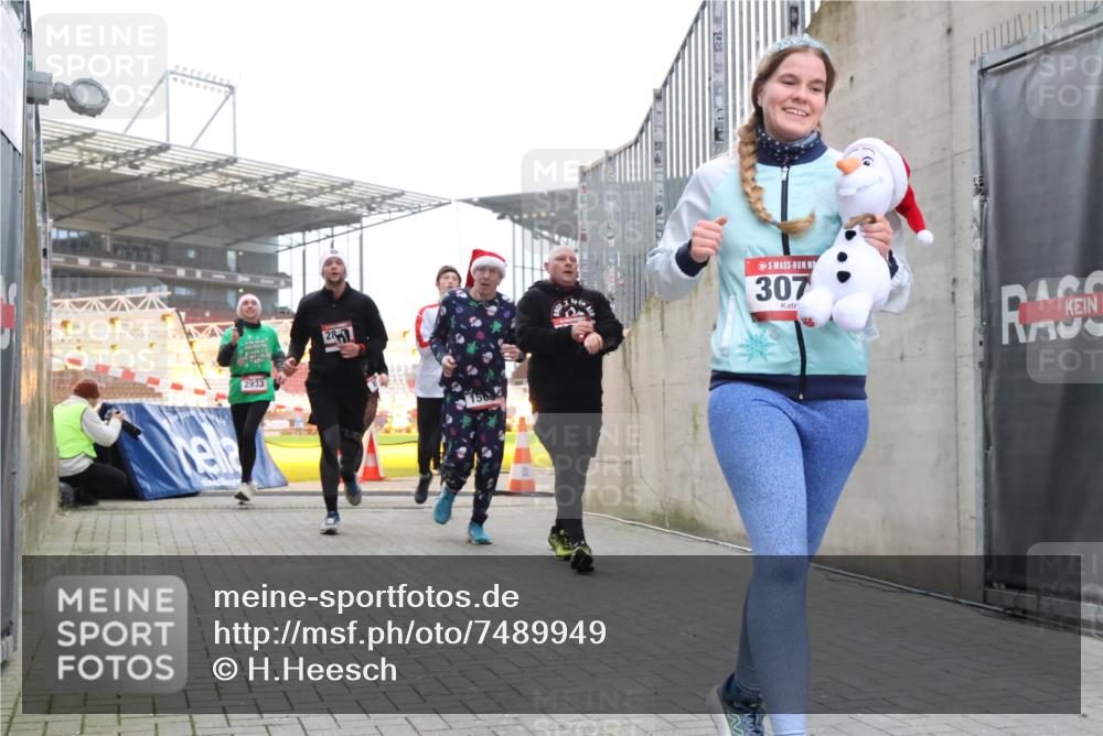 08.12.2024 - St. Pauli X-Mass-Run No. 14 H.Heesch http://msf.ph/oto/7489949 08.12.2024 10:04:18 Ziel 624, 1678, 2219, 2948, 2955, 3071, 3082, 3169, 3179, 3180, 815, 1565, 1788, 1870, 2219, 2819, 2933, 3071 meine-sportfotos.de