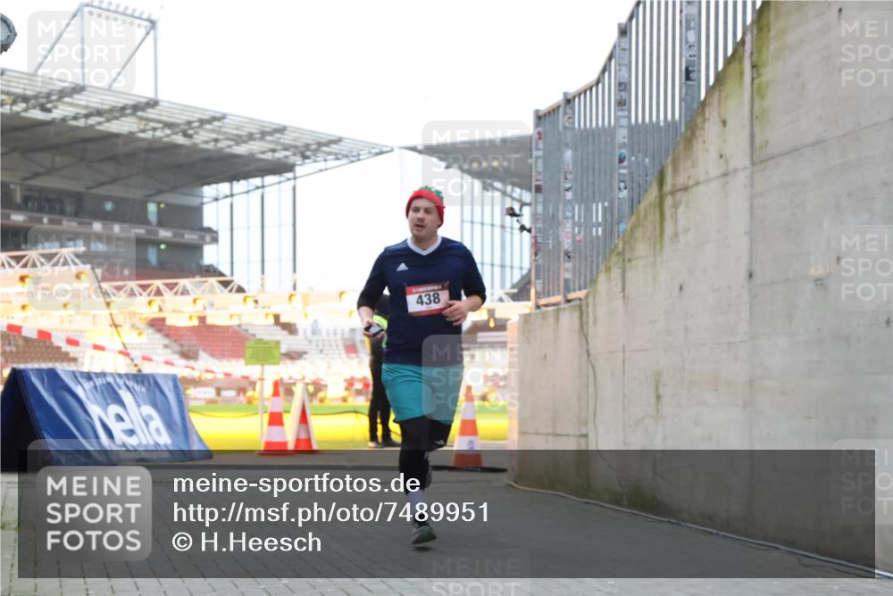 08.12.2024 - St. Pauli X-Mass-Run No. 14 H.Heesch http://msf.ph/oto/7489951 08.12.2024 09:56:14 Ziel 438, 1946, 2911, 3094, 415, 438 meine-sportfotos.de