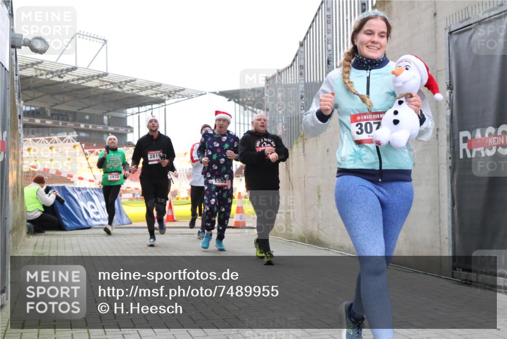 08.12.2024 - St. Pauli X-Mass-Run No. 14 H.Heesch http://msf.ph/oto/7489955 08.12.2024 10:04:18 Ziel 624, 1678, 2219, 2948, 2955, 3071, 3082, 3169, 3179, 3180, 815, 1565, 1788, 1870, 2219, 2819, 2933, 3071 meine-sportfotos.de