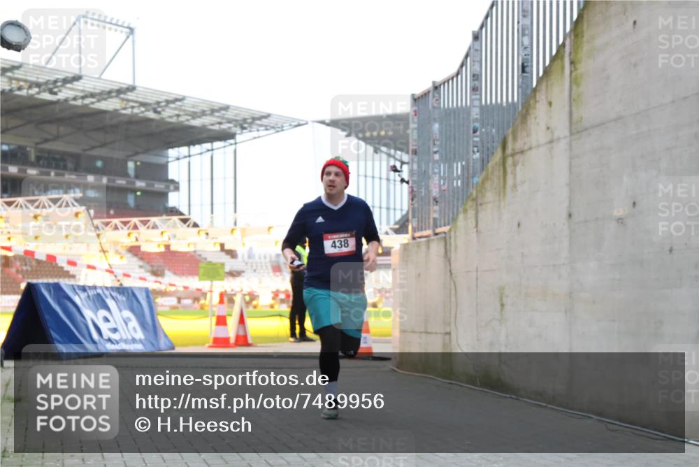 08.12.2024 - St. Pauli X-Mass-Run No. 14 H.Heesch http://msf.ph/oto/7489956 08.12.2024 09:56:14 Ziel 438, 1946, 2911, 3094, 415, 438 meine-sportfotos.de