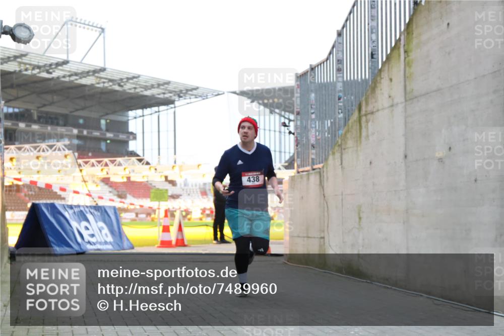 08.12.2024 - St. Pauli X-Mass-Run No. 14 H.Heesch http://msf.ph/oto/7489960 08.12.2024 09:56:14 Ziel 438, 1946, 2911, 3094, 415, 438 meine-sportfotos.de