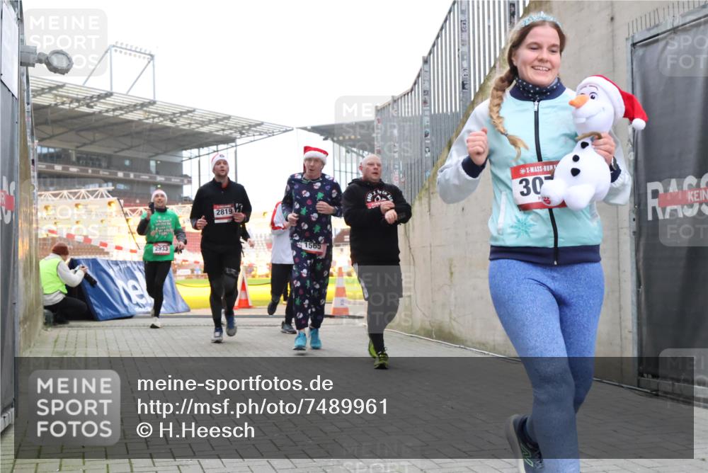 08.12.2024 - St. Pauli X-Mass-Run No. 14 H.Heesch http://msf.ph/oto/7489961 08.12.2024 10:04:18 Ziel 624, 1678, 2219, 2948, 2955, 3071, 3082, 3169, 3179, 3180, 815, 1565, 1788, 1870, 2219, 2819, 2933, 3071 meine-sportfotos.de