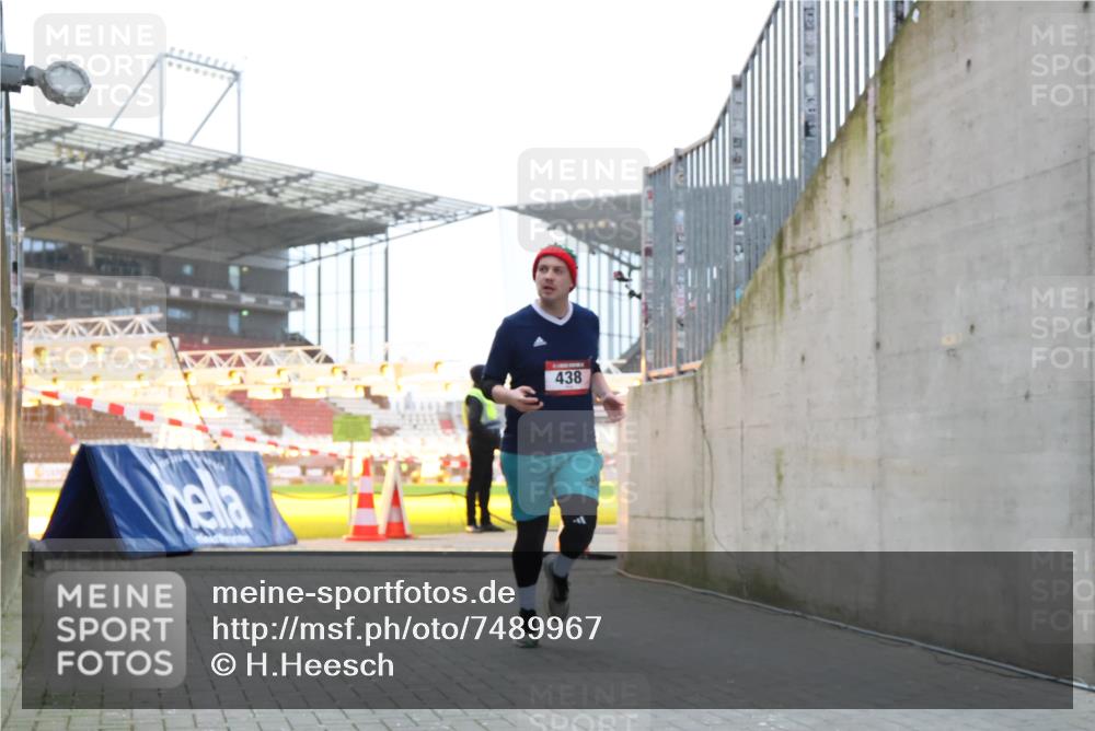 08.12.2024 - St. Pauli X-Mass-Run No. 14 H.Heesch http://msf.ph/oto/7489967 08.12.2024 09:56:14 Ziel 438, 1946, 2911, 3094, 415, 438 meine-sportfotos.de