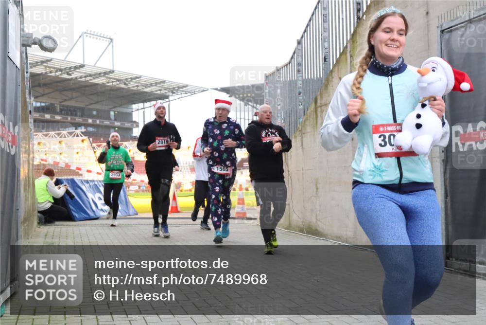 08.12.2024 - St. Pauli X-Mass-Run No. 14 H.Heesch http://msf.ph/oto/7489968 08.12.2024 10:04:18 Ziel 624, 1678, 2219, 2948, 2955, 3071, 3082, 3169, 3179, 3180, 815, 1565, 1788, 1870, 2219, 2819, 2933, 3071 meine-sportfotos.de