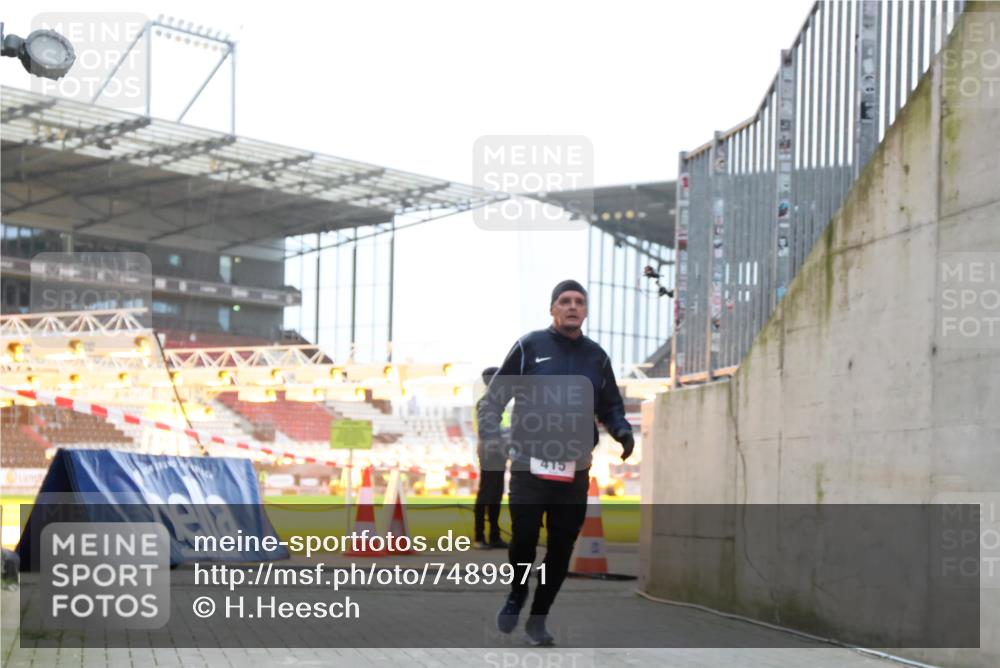 08.12.2024 - St. Pauli X-Mass-Run No. 14 H.Heesch http://msf.ph/oto/7489971 08.12.2024 09:56:17 Ziel 438, 1946, 2911, 3094, 415 meine-sportfotos.de