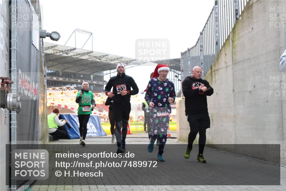 08.12.2024 - St. Pauli X-Mass-Run No. 14 H.Heesch http://msf.ph/oto/7489972 08.12.2024 10:04:19 Ziel 624, 1565, 1678, 2219, 2819, 2948, 2955, 3071, 3082, 3169, 3179, 3180, 815, 1565, 1788, 1870, 2819, 2933, 3071 meine-sportfotos.de