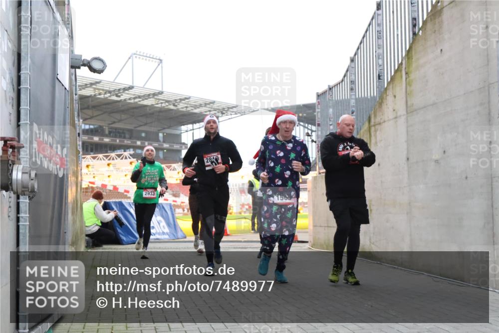 08.12.2024 - St. Pauli X-Mass-Run No. 14 H.Heesch http://msf.ph/oto/7489977 08.12.2024 10:04:19 Ziel 624, 1565, 1678, 2219, 2819, 2948, 2955, 3071, 3082, 3169, 3179, 3180, 815, 1565, 1788, 1870, 2819, 2933, 3071 meine-sportfotos.de