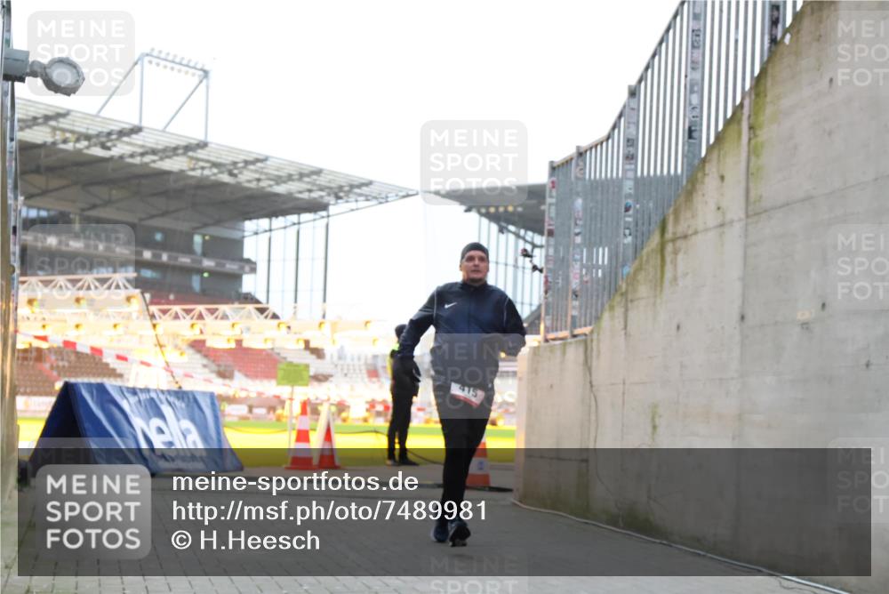 08.12.2024 - St. Pauli X-Mass-Run No. 14 H.Heesch http://msf.ph/oto/7489981 08.12.2024 09:56:17 Ziel 438, 1946, 2911, 3094, 415 meine-sportfotos.de