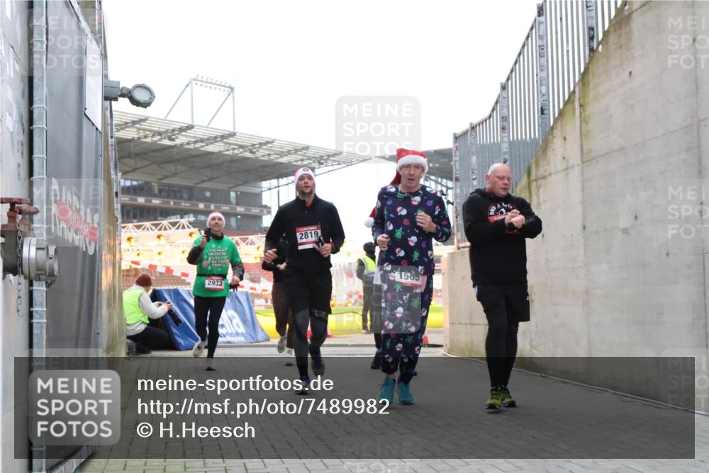 08.12.2024 - St. Pauli X-Mass-Run No. 14 H.Heesch http://msf.ph/oto/7489982 08.12.2024 10:04:19 Ziel 624, 1565, 1678, 2219, 2819, 2948, 2955, 3071, 3082, 3169, 3179, 3180, 815, 1565, 1788, 1870, 2819, 2933, 3071 meine-sportfotos.de