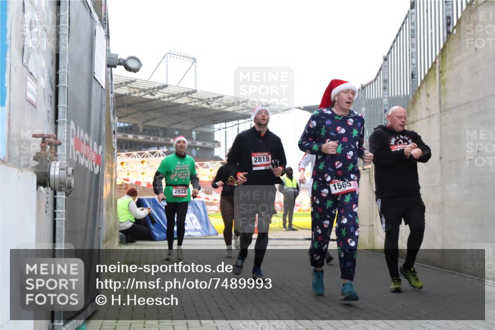 08.12.2024 - St. Pauli X-Mass-Run No. 14 H.Heesch http://msf.ph/oto/7489993 08.12.2024 10:04:19 Ziel 624, 1565, 1678, 2219, 2819, 2948, 2955, 3071, 3082, 3169, 3179, 3180, 815, 1565, 1788, 1870, 2819, 2933, 3071 meine-sportfotos.de