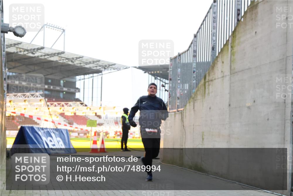 08.12.2024 - St. Pauli X-Mass-Run No. 14 H.Heesch http://msf.ph/oto/7489994 08.12.2024 09:56:18 Ziel 438, 1946, 2911, 3094, 415 meine-sportfotos.de