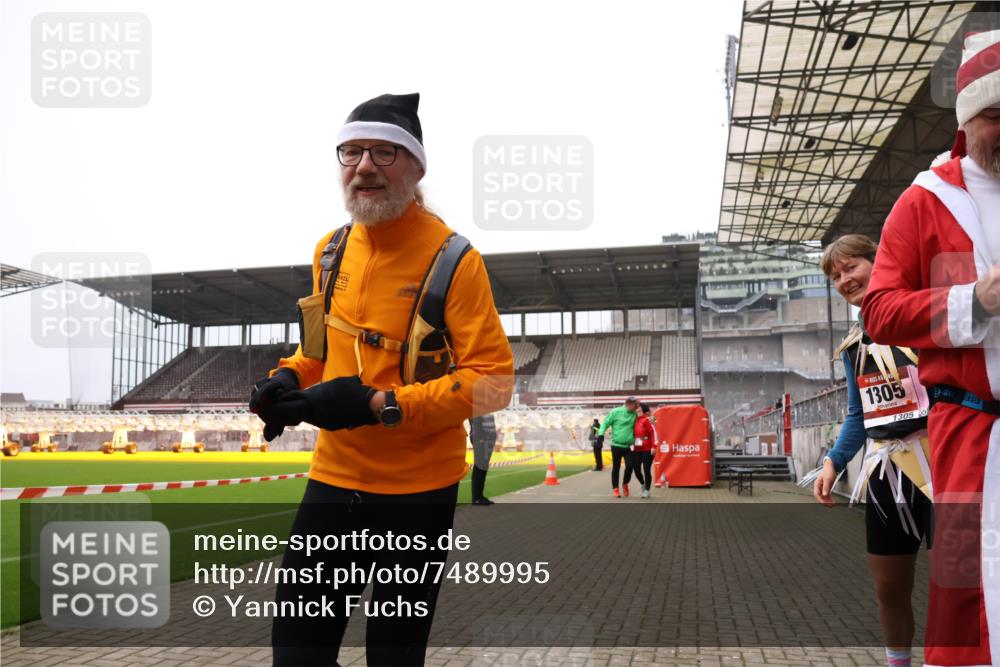 08.12.2024 - St. Pauli X-Mass-Run No. 14 Yannick Fuchs http://msf.ph/oto/7489995 08.12.2024 10:40:29 Ziel 263, 304, 321, 334, 375, 482, 538, 728, 736, 743, 967, 1292, 1303, 1305, 1308, 1494, 1495, 1764, 1766, 2533, 2610 meine-sportfotos.de