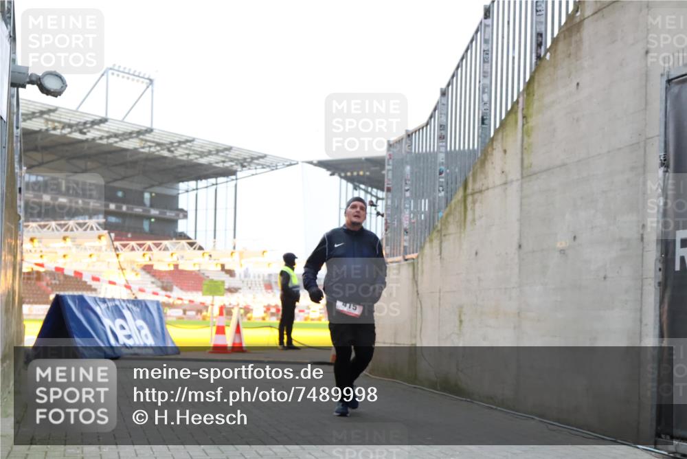 08.12.2024 - St. Pauli X-Mass-Run No. 14 H.Heesch http://msf.ph/oto/7489998 08.12.2024 09:56:18 Ziel 438, 1946, 2911, 3094, 415 meine-sportfotos.de